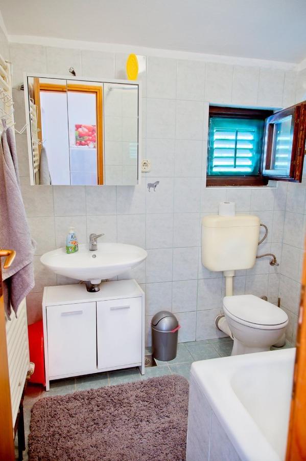 Apartmans Dina And Hana Radeki Polje 50 Apartment Loborika Bagian luar foto