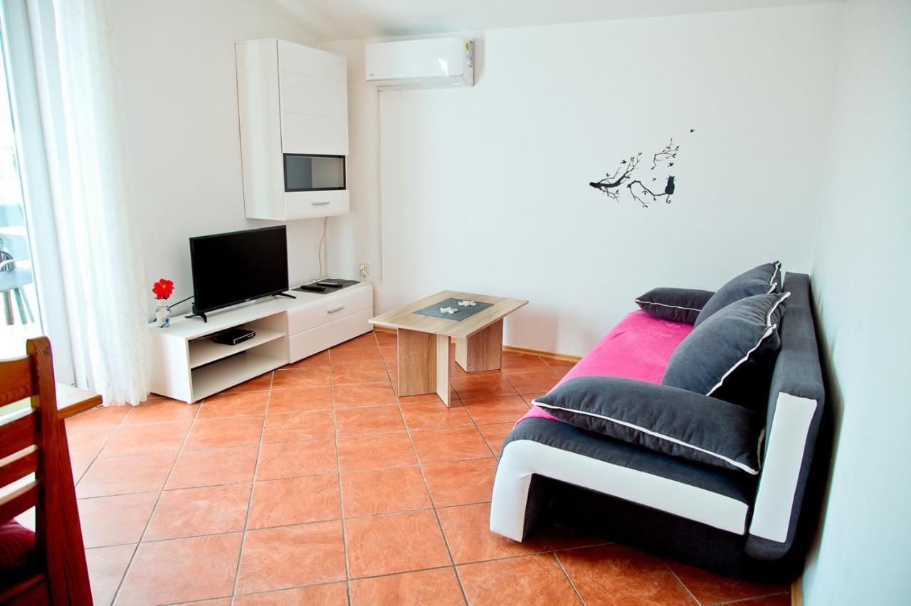 Apartmans Dina And Hana Radeki Polje 50 Apartment Loborika Bagian luar foto