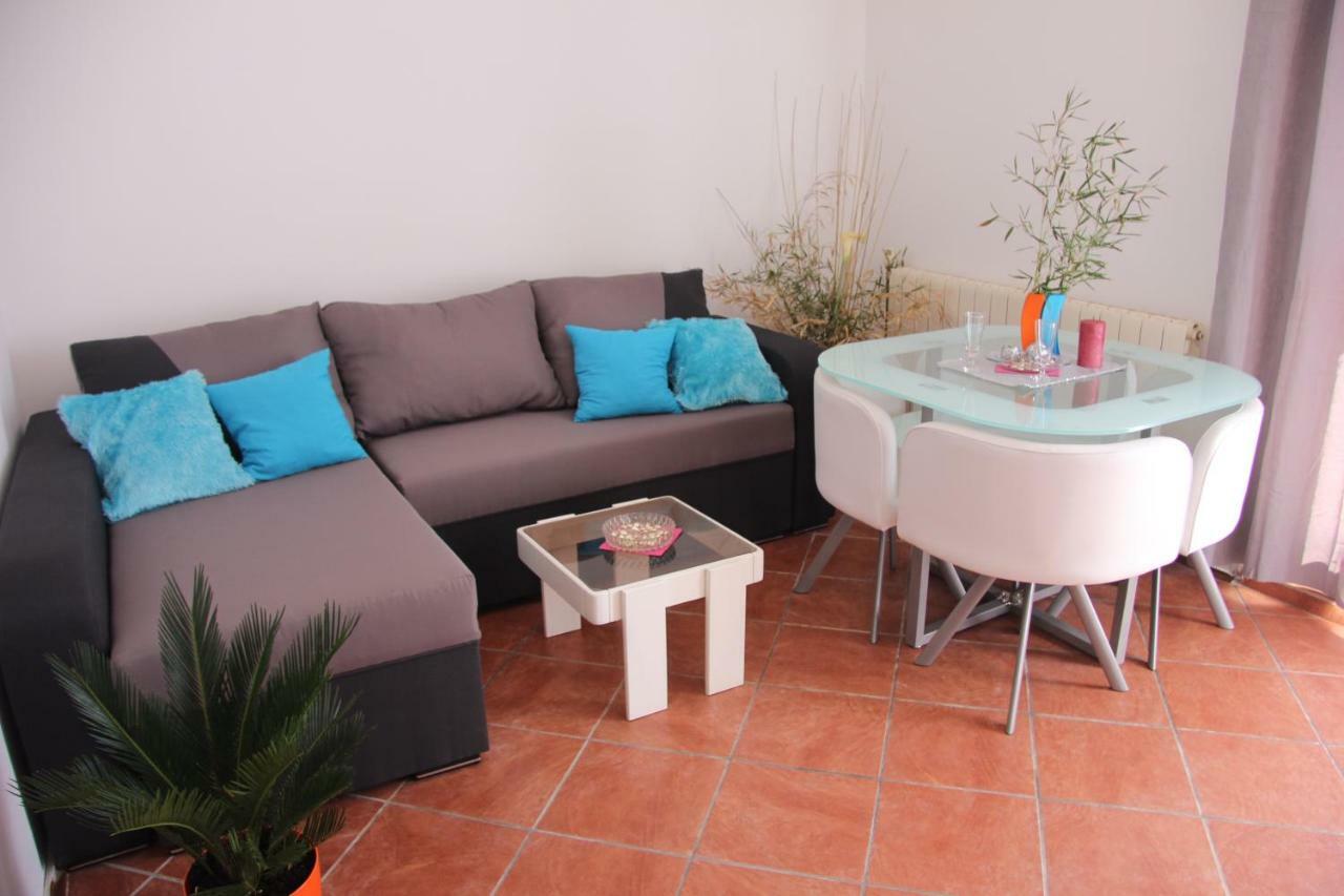 Apartmans Dina And Hana Radeki Polje 50 Apartment Loborika Bagian luar foto