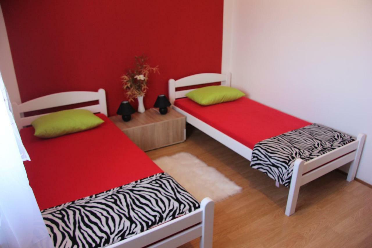 Apartmans Dina And Hana Radeki Polje 50 Apartment Loborika Bagian luar foto