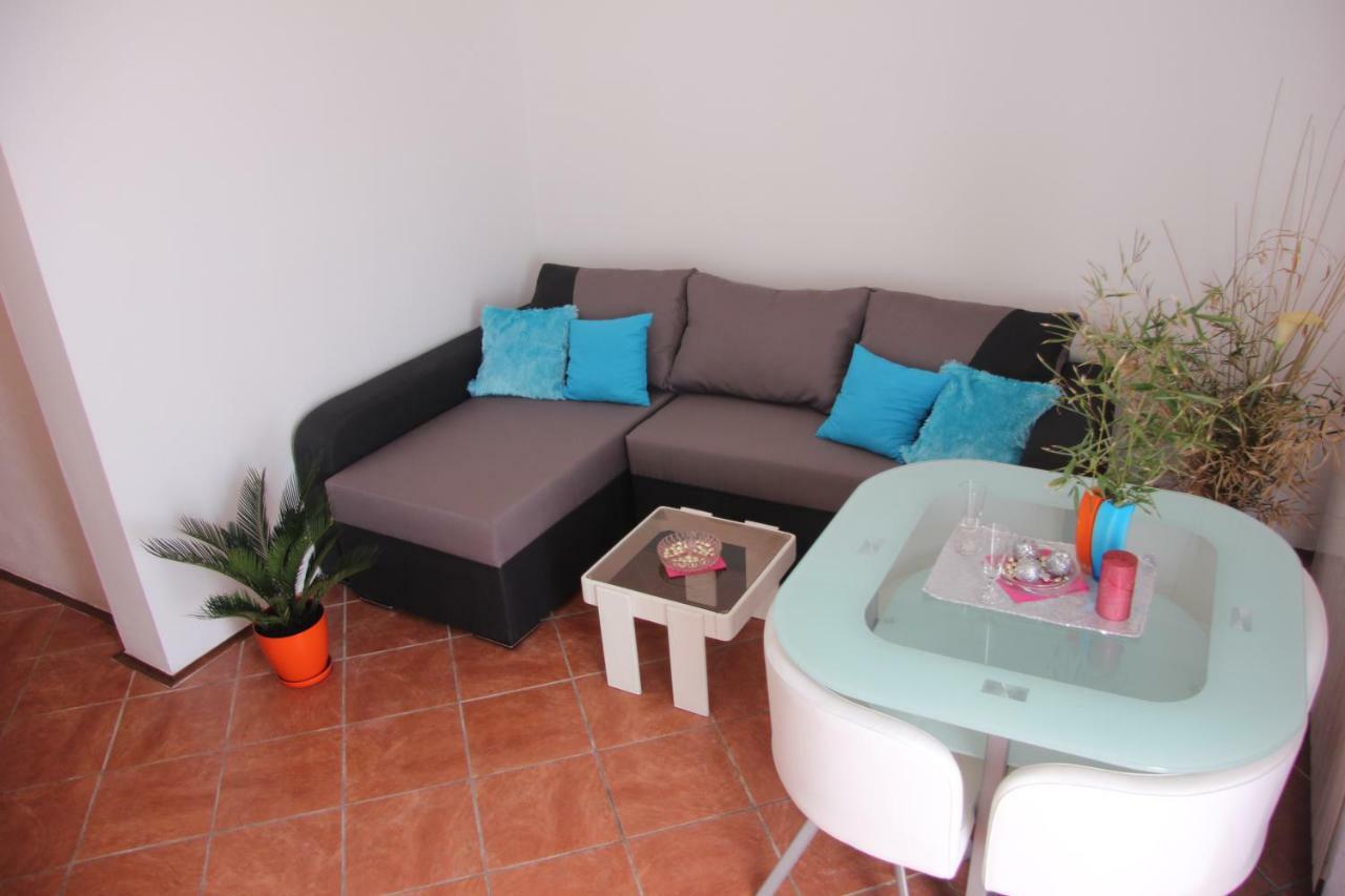 Apartmans Dina And Hana Radeki Polje 50 Apartment Loborika Bagian luar foto