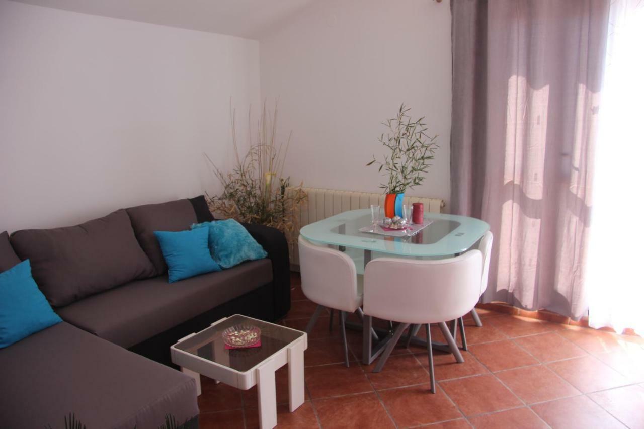Apartmans Dina And Hana Radeki Polje 50 Apartment Loborika Bagian luar foto