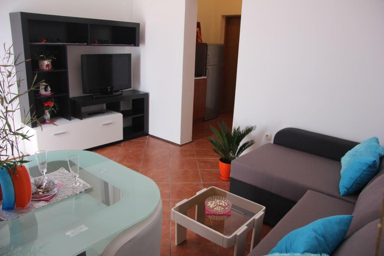 Apartmans Dina And Hana Radeki Polje 50 Apartment Loborika Bagian luar foto